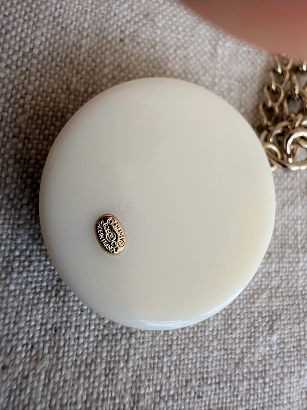 🤍CHANEL Gold-Tone Chain Necklace with Cream Disc & Butterfly✨